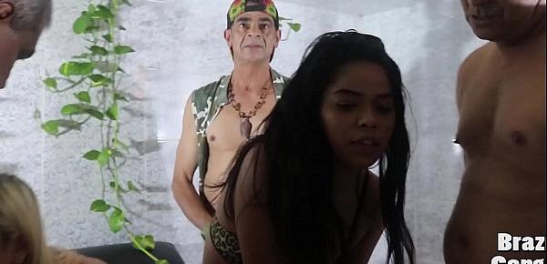  Brazilian Gang Bang com as atrizes Manddy May e Lorena Vasconcellos. Direção Rubens Badaro ( Vídeo completo no xvideos red )